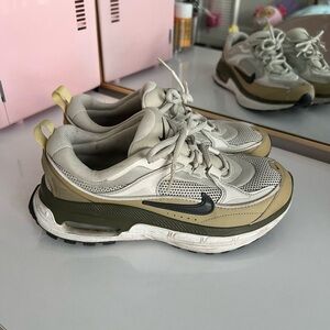 Nike air shoes/ size 37/ still at Nike official website